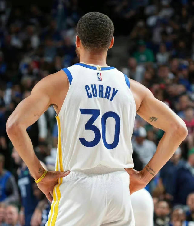 勇士横扫深圳队，福克斯高光表现