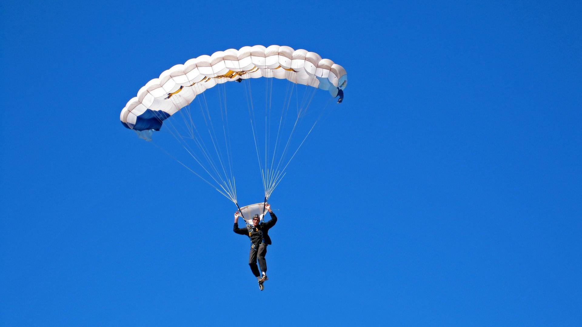英超争冠焦点战与魔术冲垮深圳队,竞技场上的双重变奏