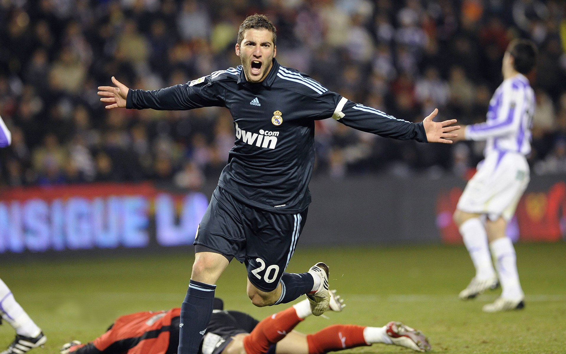 赛道上的双面叙事，阿斯顿马丁险胜雷诺，周冠宇统治全场